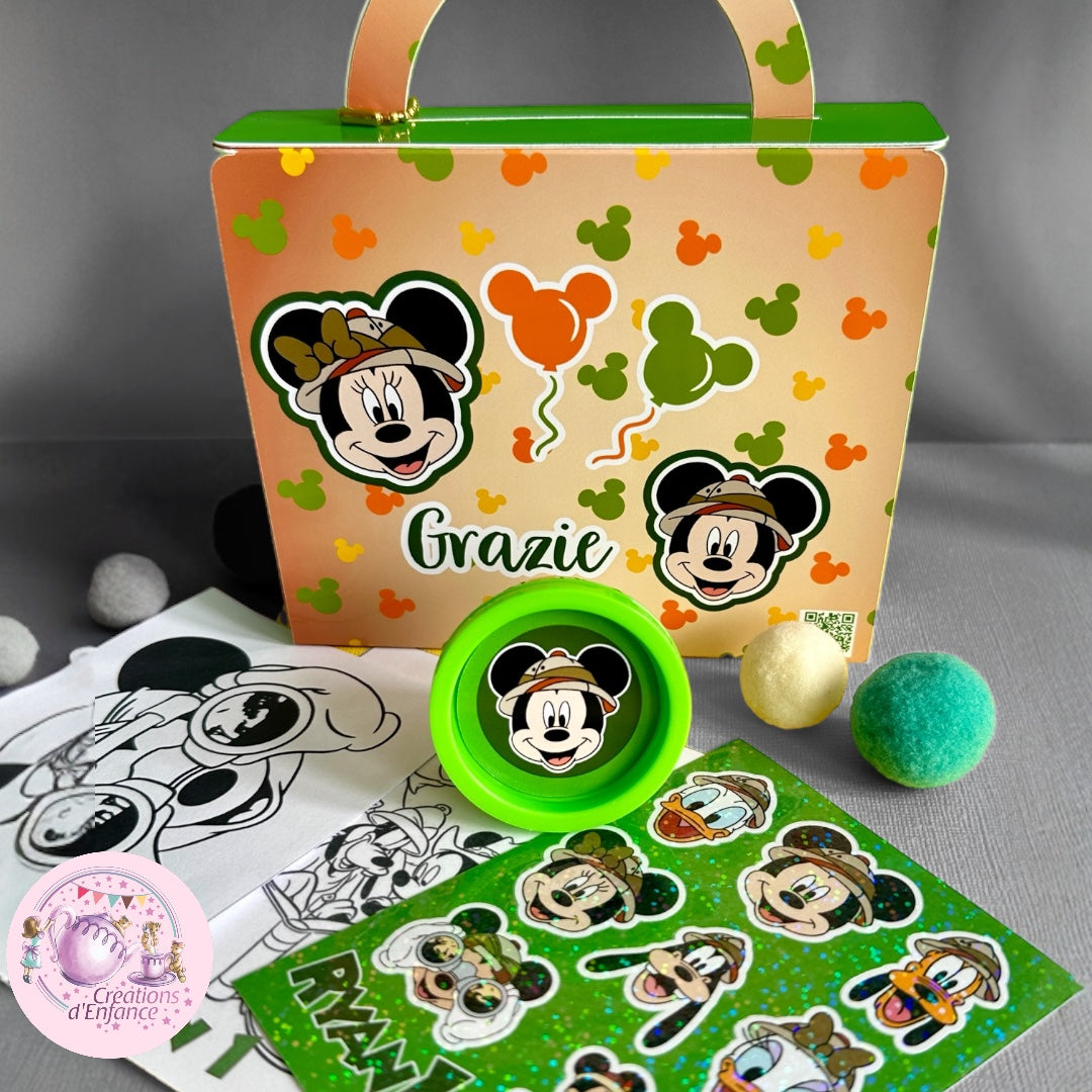 VALIGETTA ATTIVITÀ CON PLAY DOH, 4 COLORI A CERA, FOGLIO STICKERS E 4 DISEGNI, TEMA A SCELTA