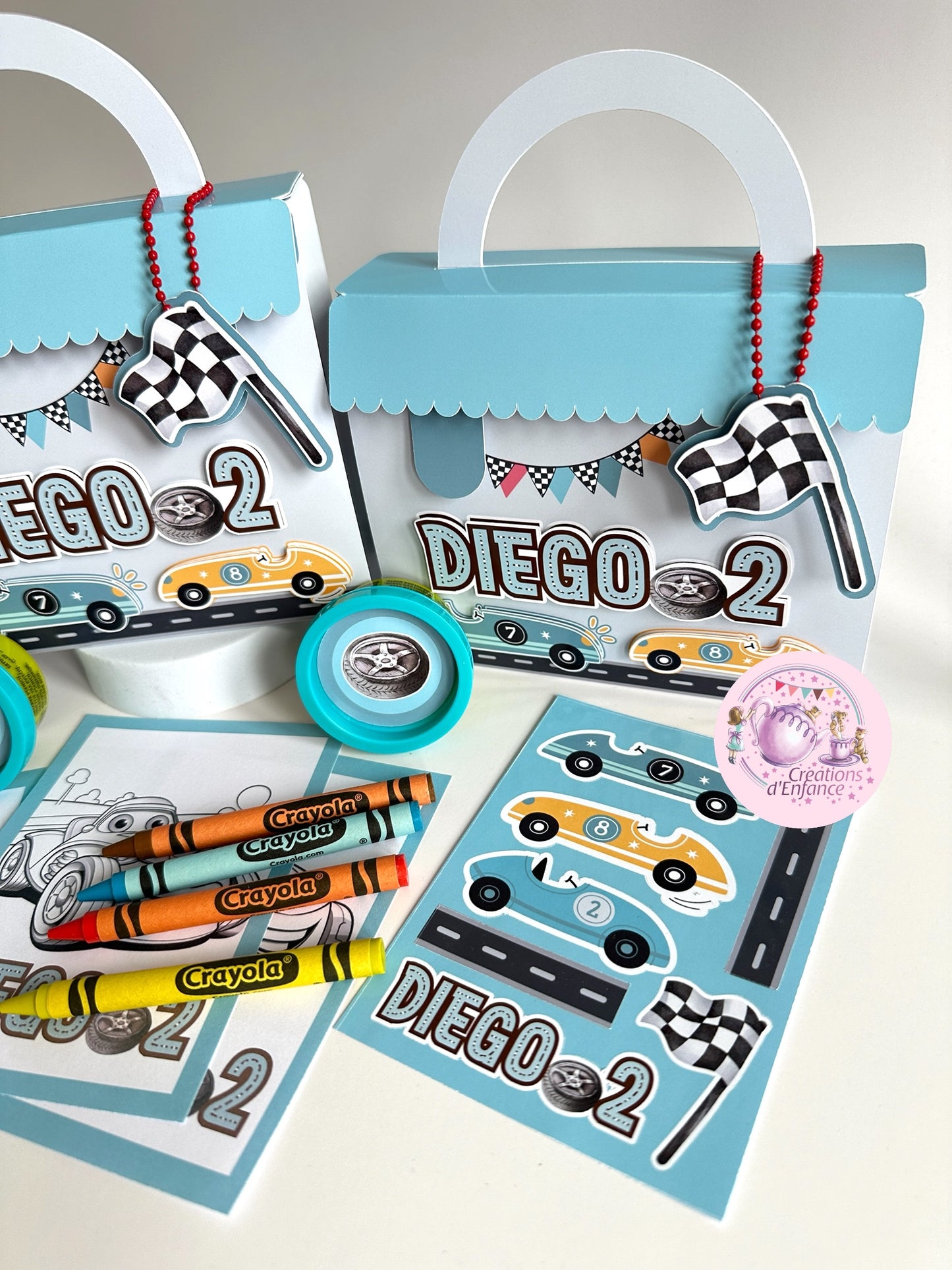 VALIGETTA ATTIVITÀ CON PLAY DOH, 4 COLORI A CERA, FOGLIO STICKERS E 4 DISEGNI, TEMA A SCELTA