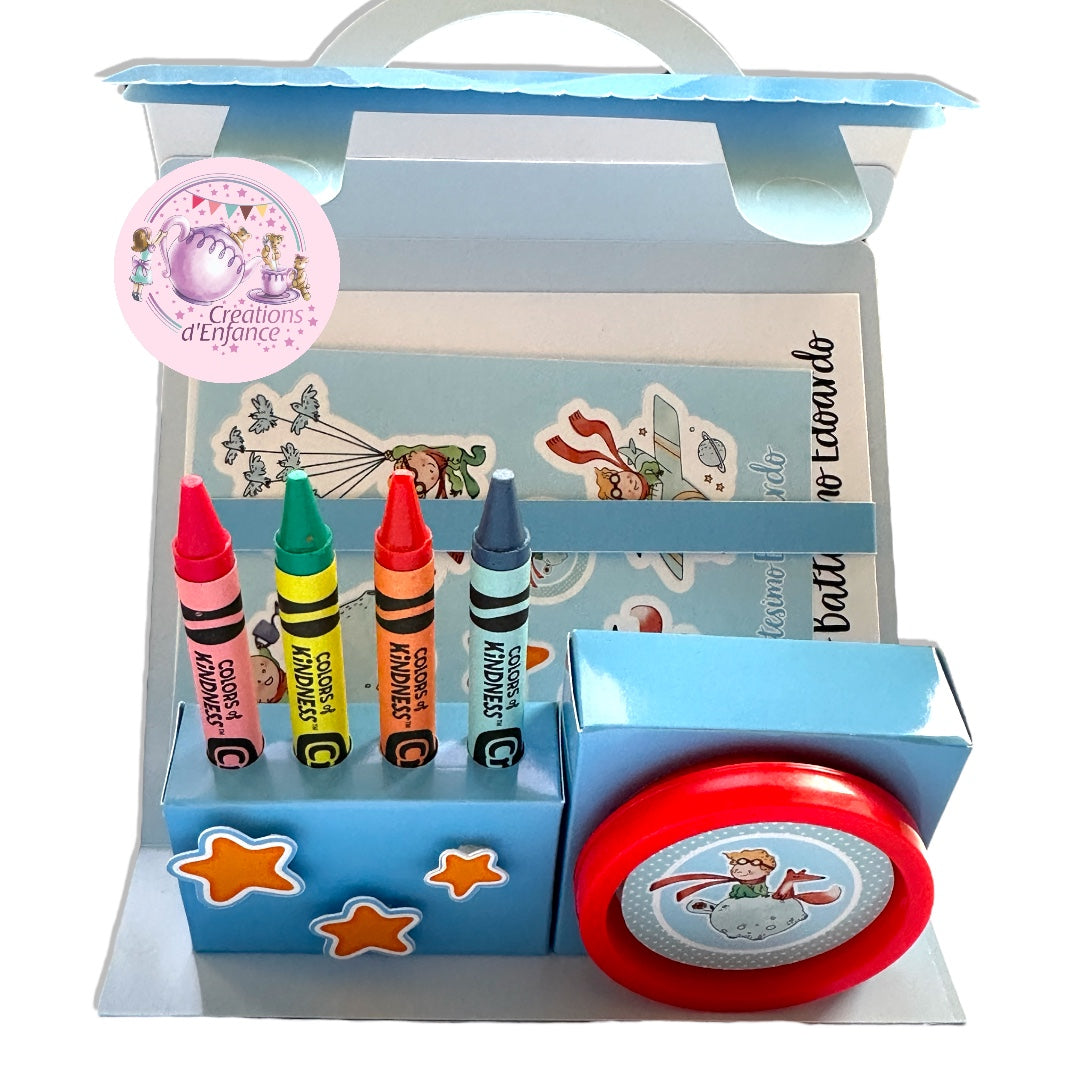 VALIGETTA ATTIVITÀ CON PLAY DOH, 4 COLORI A CERA, FOGLIO STICKERS E 4 DISEGNI, TEMA A SCELTA