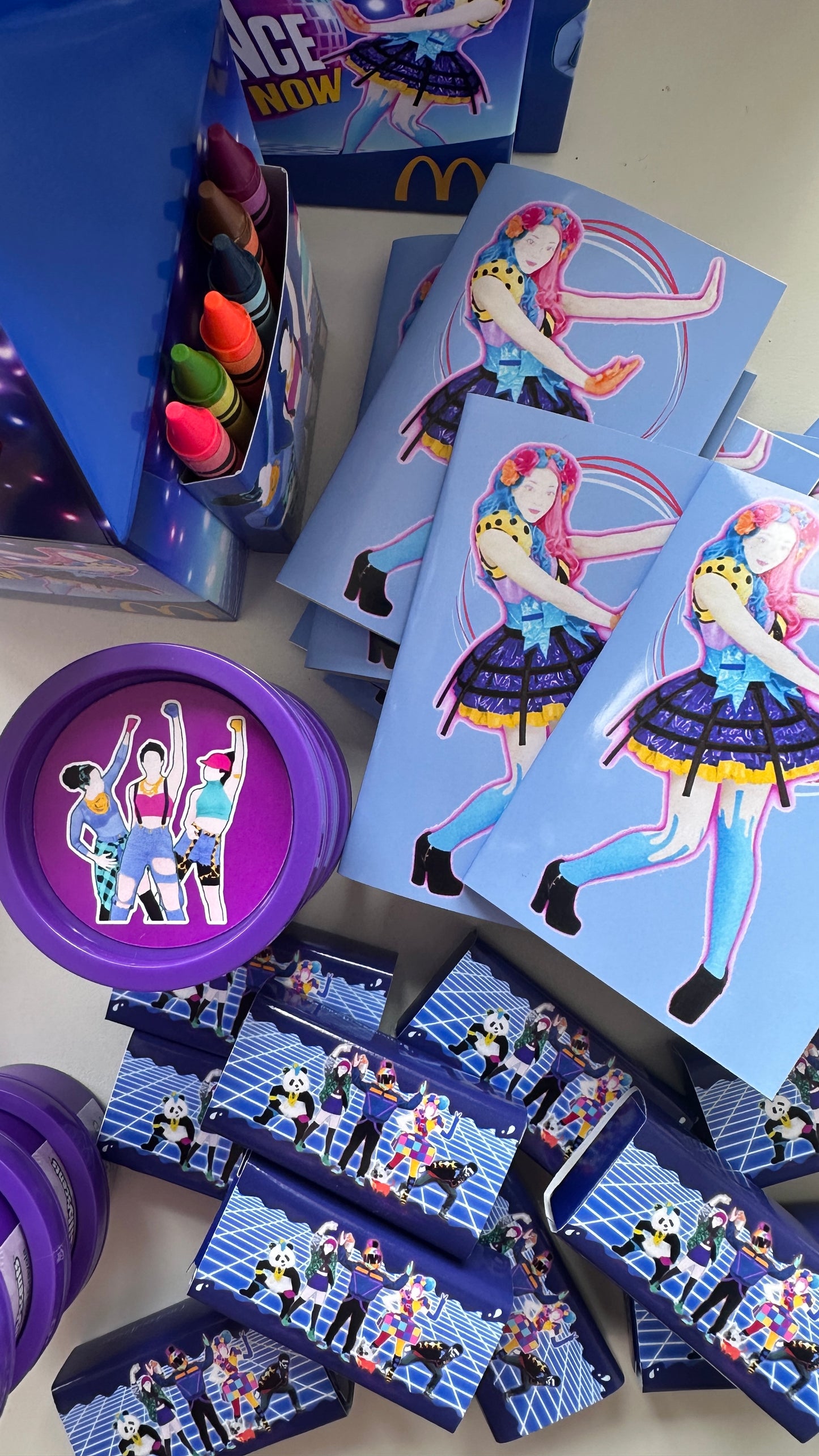 SCATOLA TIPO “HAPPY MEAL” CON TEMA A SCELTA