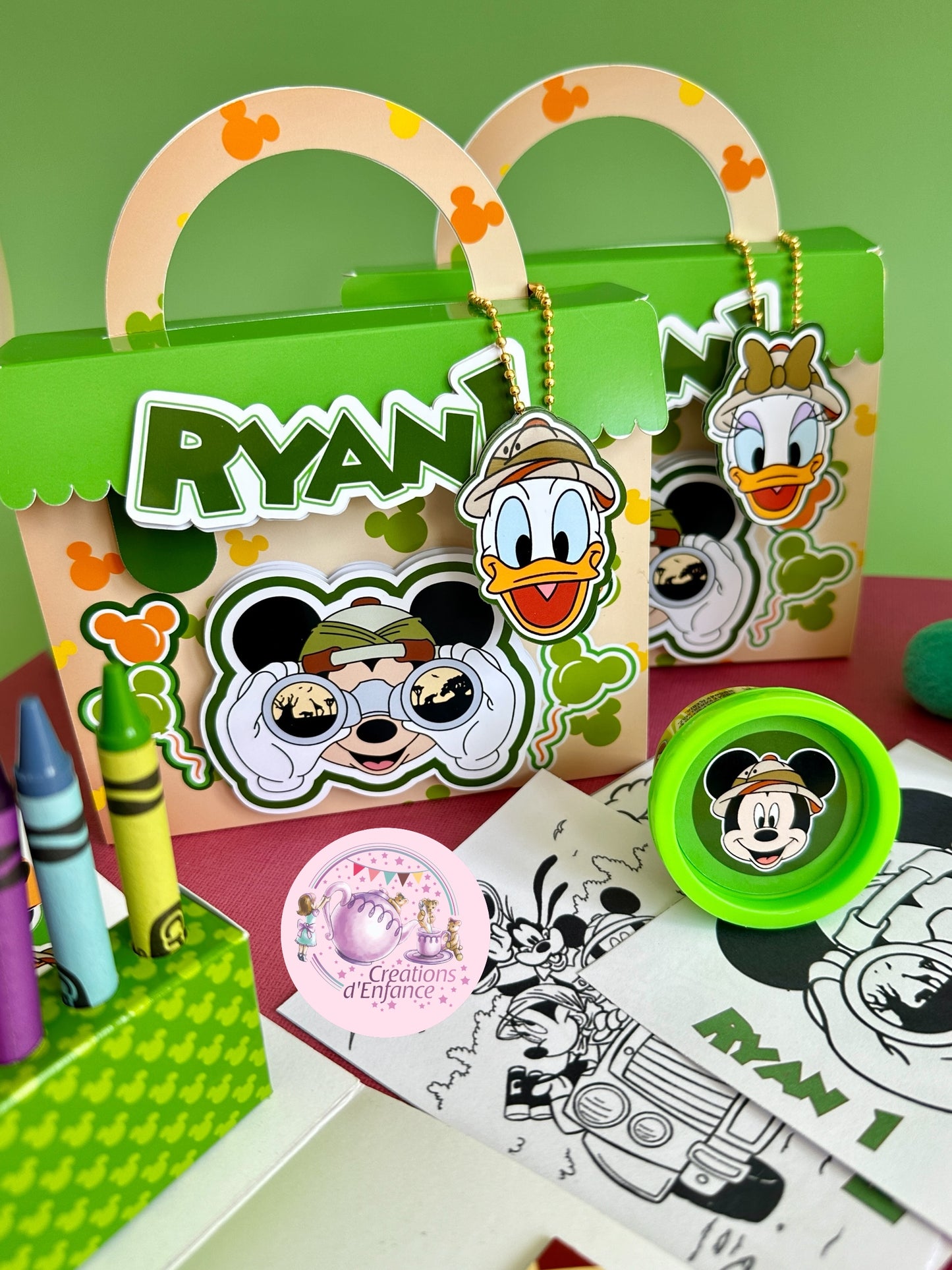 VALIGETTA ATTIVITÀ CON PLAY DOH, 4 COLORI A CERA, FOGLIO STICKERS E 4 DISEGNI, TEMA A SCELTA