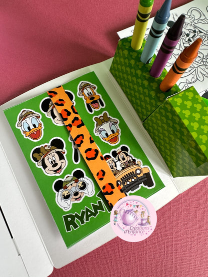 VALIGETTA ATTIVITÀ CON PLAY DOH, 4 COLORI A CERA, FOGLIO STICKERS E 4 DISEGNI, TEMA A SCELTA
